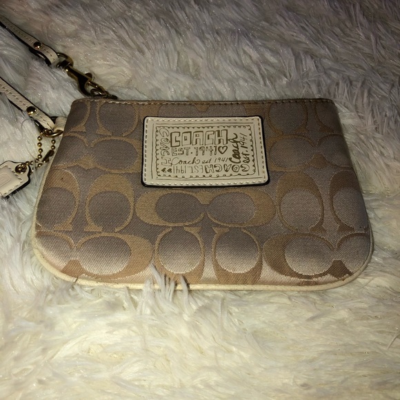 Coach Poppy Wristlet - Picture 3 of 14